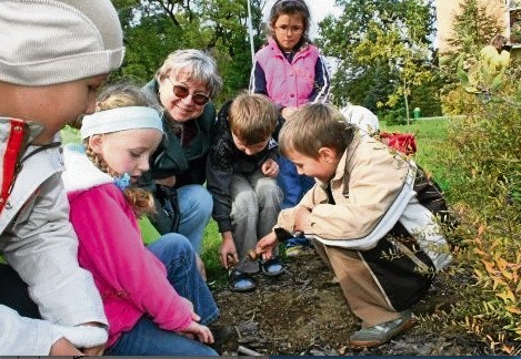 Pierwsze żonkile dzieci zasadziły obok pomnika Jana Pawła II