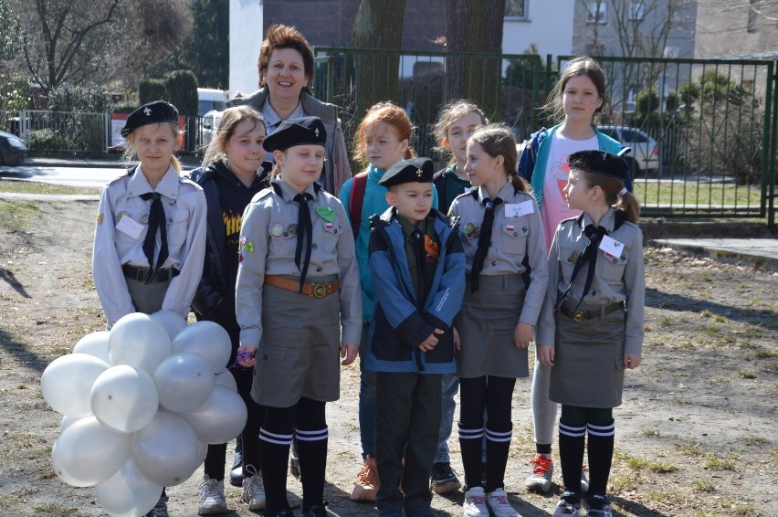 Zuchy Czarne Kruki bawią się z dziećmi z Ukrainy