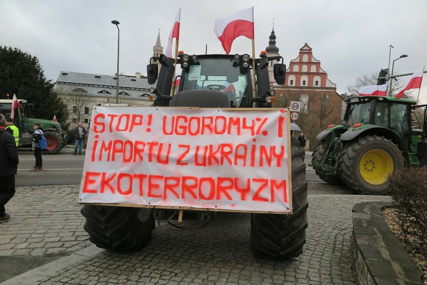 Rolnicy zablokowali ul. Piastowską w Opolu.