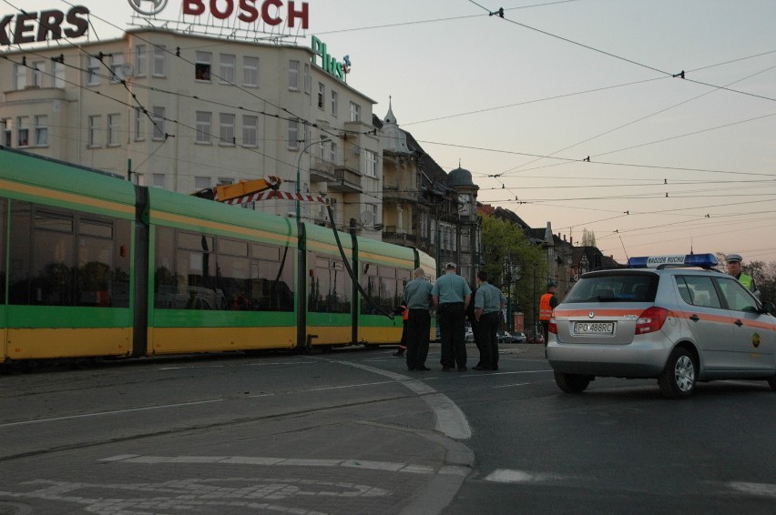 Poznań: Zablokowany Most Teatralny - tramwaj wypadł z szyn (ZDJĘCIA)