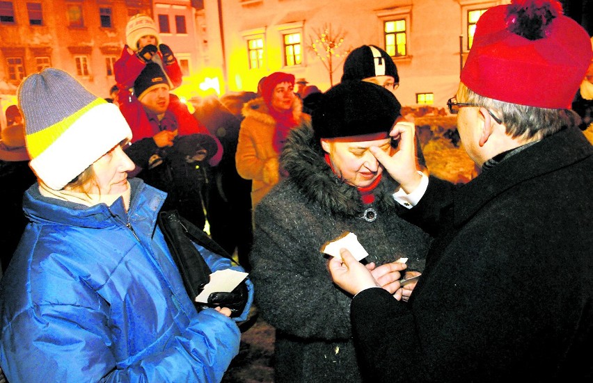 Lublinianie dzielili się opłatkiem i wspólnie śpiewali...