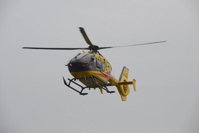 Nieprzytomny kierowca został zabrany helikopterem LPR do szpitala.