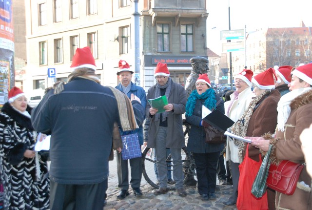 Głos Wielkopolski Seniorzy: co warto wiedzieć? W świątecznej bimbie chór Akademii 50+ rozpoczyna kolędowanie na przystanku Plac Wiosny Ludów