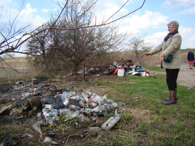 Helena Bratek z Zarządu Osiedla Dwory-Kruki mówi, że śmieci podrzucane są regularnie