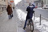 Ścieżki rowerowe pokrywa śnieg i lód