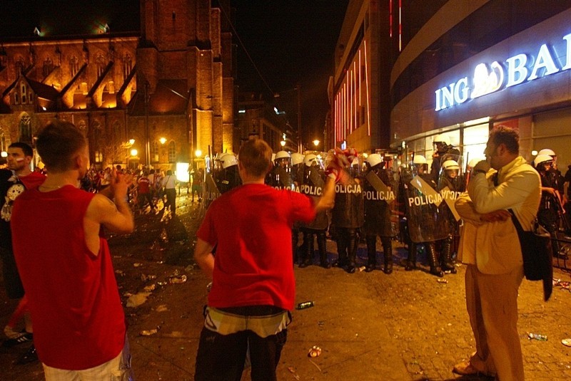 Zamieszki we Wrocławiu: Bójka pseudokibiców z policją (ZDJĘCIA, FILM)