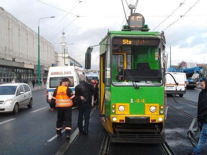 Wypadek na Moście Dworcowym. Dźwig uderzył w tramwaj - pięć...