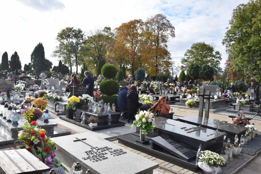Dzień Wszystkich Świętych 2023 na wieluńskich cmentarzach