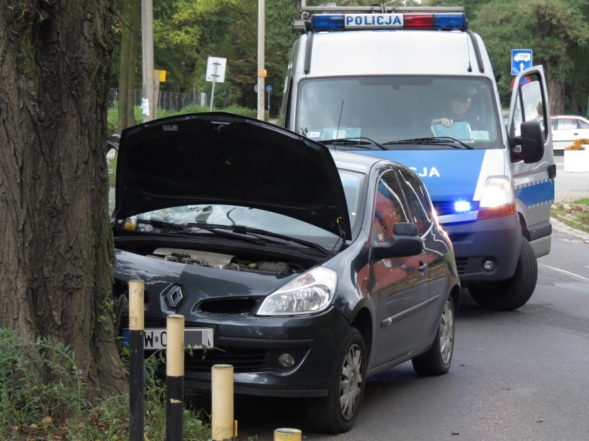 Wrocław: Wypadek nauki jazdy. Auto wjechało w drzewo (ZDJĘCIA)