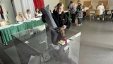 Wybory 2024. Mieszkańcy Dąbrowy Górniczej wybierają władze samorządowe. Na Osiedlu Mydlice głosowanie przebiega sprawnie