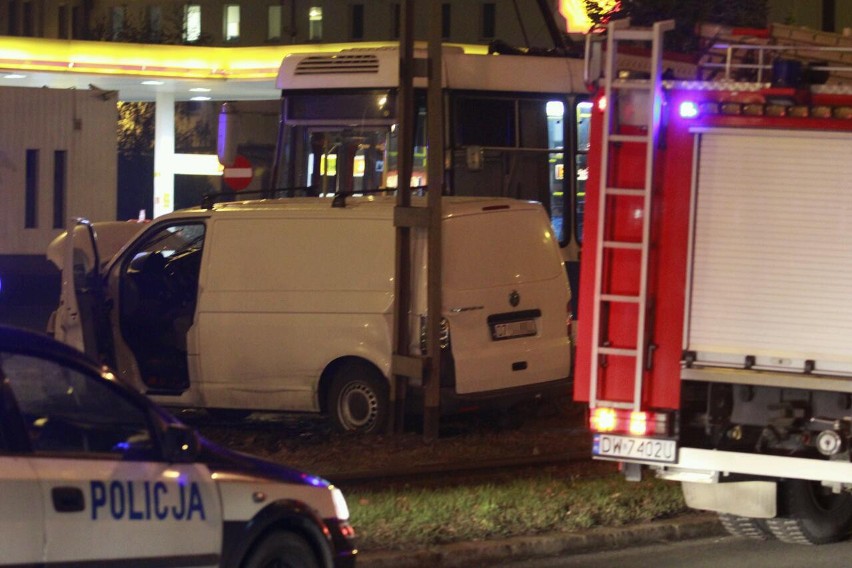 Wrocław: Zderzenie samochodu i tramwaju na Ślężnej (ZDJĘCIA)