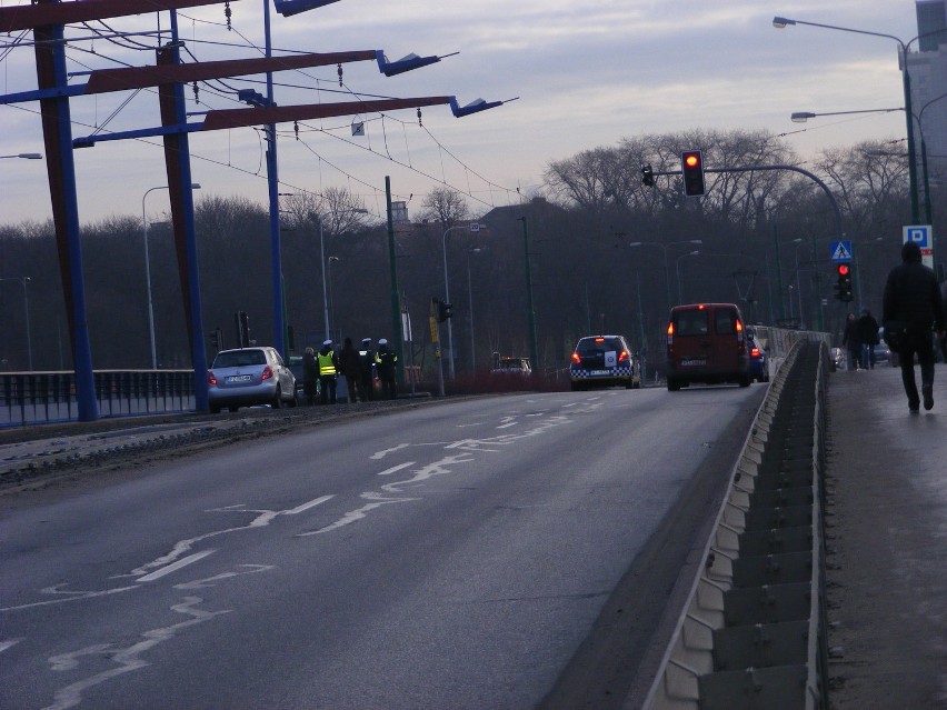 Policjanci muszą wspomagać działanie sygnalizacji świetlnej...