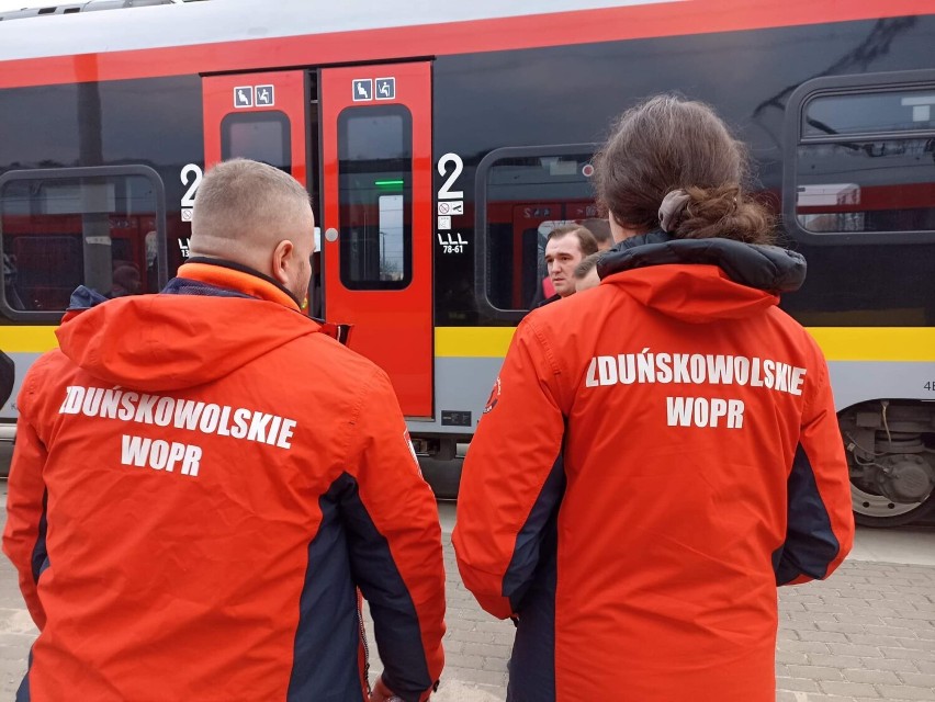 Ratownicy WOPR Zduńska Wola jadą pociągiem ŁKA po uchodźców na granicę 