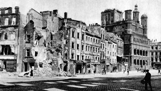 W wyniku walki o Poznań wiele budynk&oacute;w na Starym Rynku zostało niemal doszczętnie zniszczonych