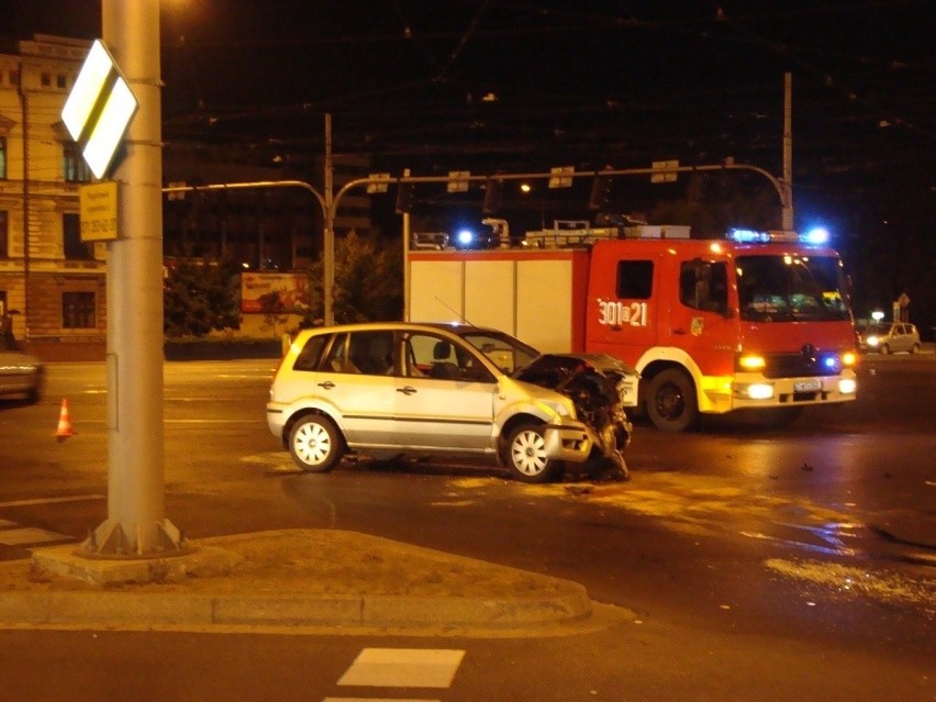 Wrocław: Wypadek na pl. Jana Pawła II (ZDJĘCIA)