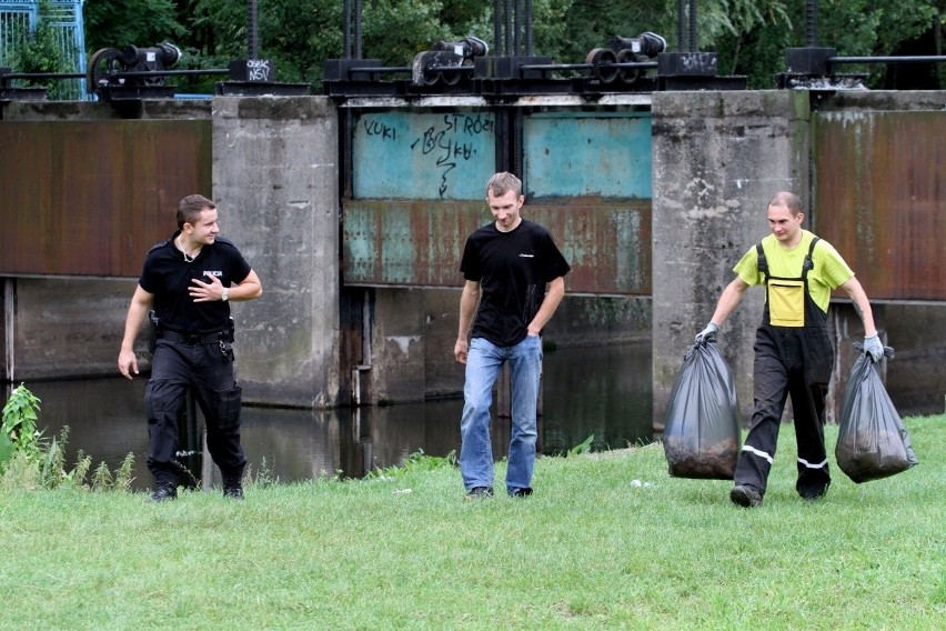 Wrocław: Policja wyłowiła z rzeki podejrzany pakunek (ZDJĘCIA)