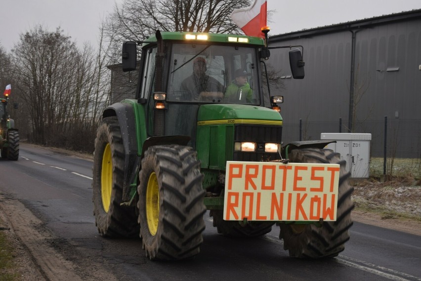 Protest rolników w powiecie kościerskim. Ciągniki przejechały m.in. przez Kościerzynę 