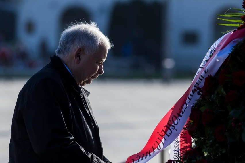 Jarosław Kaczyński odwiedzający cmentarz...