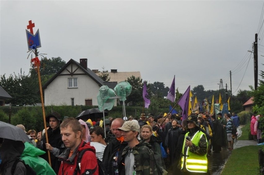 Pielgrzymi z Wrocławia drugi dzień w drodze na Jasną Górę (ZDJĘCIA)