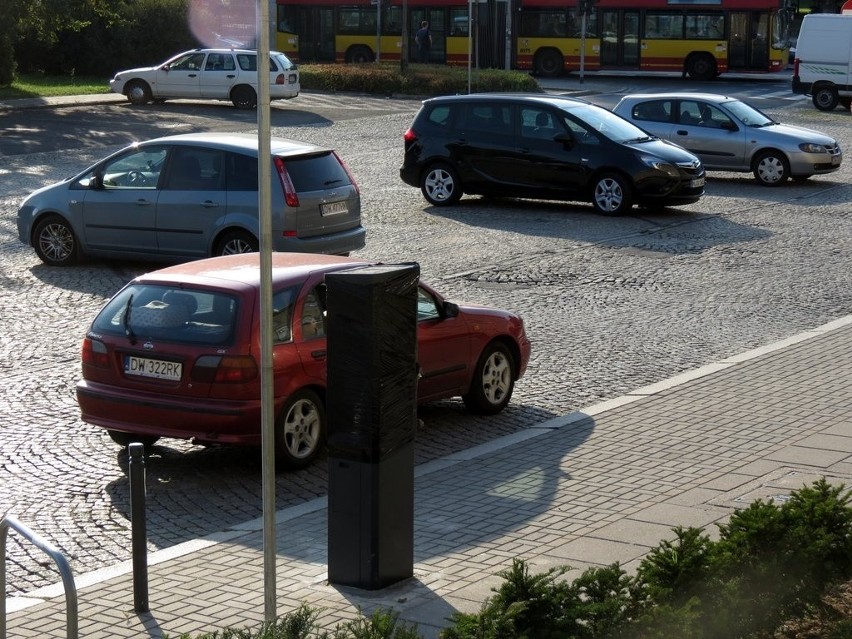 Wrocław: Parkomaty już stoją pod Urzędem Wojewódzkim (ZDJĘCIA)