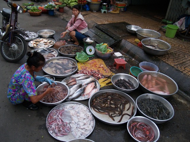 Rybne przysmaki na targu w Sajgonie.