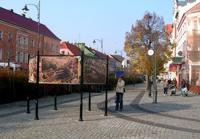 Na placu Wyzwolenia prezentowana jest wystawa fotograficzna "Nowa Sól z lotu ptaka" autorstwa Marka Krukiela.