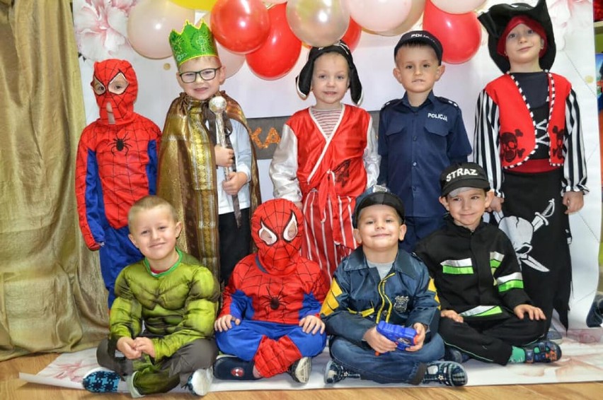 Bal karnawałowy w przedszkolu w Stefanowie. Maluchy z grupy 3,4-latków, wspaniale się bawiły. Zobacz radość przedszkolaków!