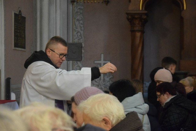 W radomskiej katedrze księża posypywali popiołem głowy wiernych.