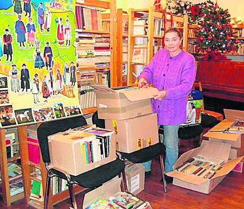 Franciszka Abramowicz, prezes Kowieńskiego Oddziału Związku Polaków na Litwie, rozpakowuje książki z naszej akcji