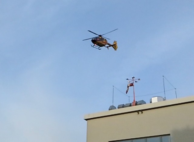 Śmigłowiec startuje z lądowiska przy szpitalu dziecięcym w Krakowie-Prokocimiu.