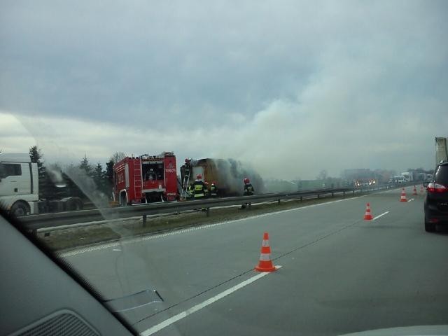 Pożar na autostradzie A4. Płonąca ciężarówka zablokowała A4 w obu kierunkach