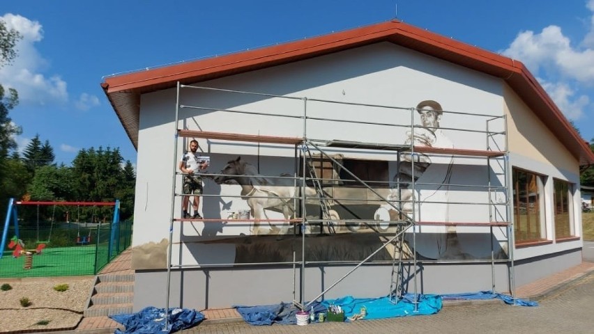 Mural w Birczy wykonany na podstawie archiwalnej fotografii...