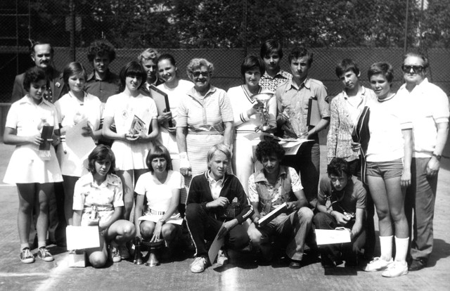 1978 r. - turniej dla młodzieży na kortach w Katowicach. Jadwiga Jędrzejowska stoi w środku  w ciemnych okularach