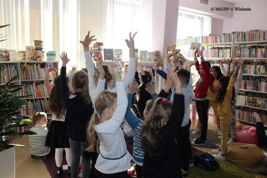 Wieluńska biblioteka zainaugurowała projekt literacki „Czytanie zbliża” [FOTO]