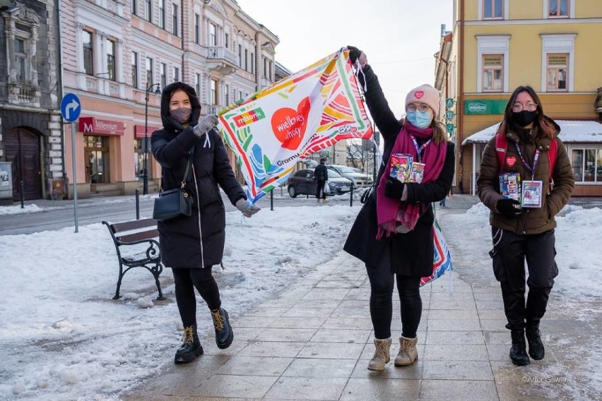 Tarnowianie z dużą radością wrzucali pieniądze do puszek,...