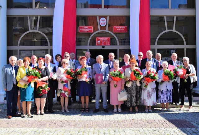 W Ratuszu Miejskim odbyły się uroczystości związane z wręczeniem 28 parom z terenu Łęczycy medali za Długoletnie Pożycie Małżeńskie.