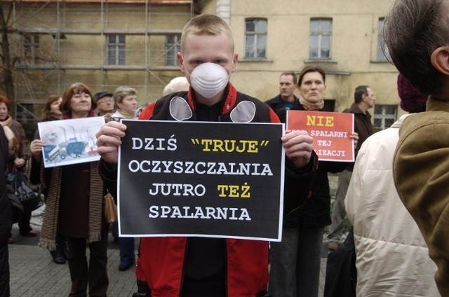 Sprawa budowy spalarni śmieci dla Poznania od początku wywoływała wiele emocji - na zdjęciu protest z listopada 2009 roku