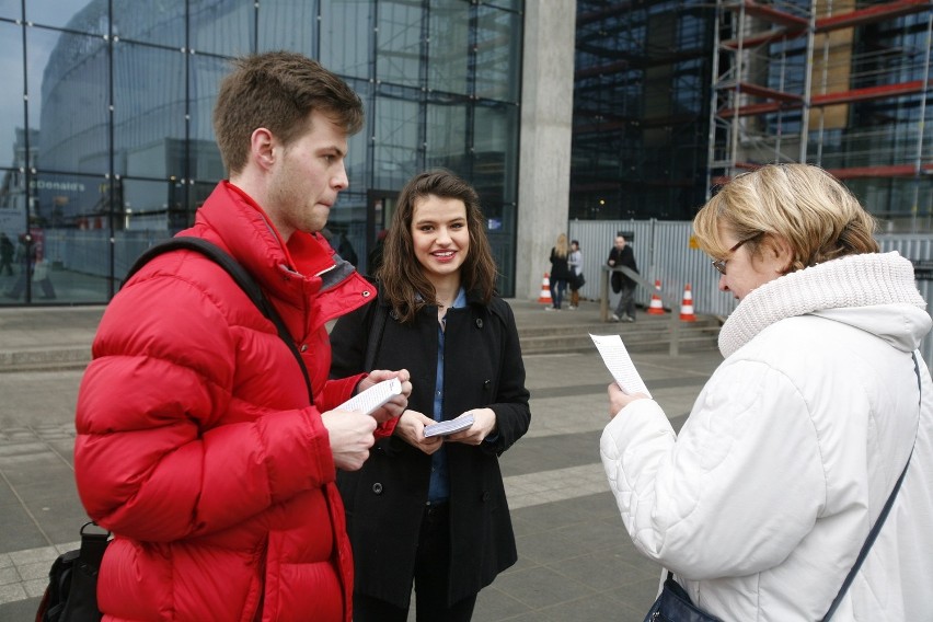 Katowice: Młodzi Demokraci rozdawali ulotki przypominające o Stalinogrodzie [ZDJĘCIA]