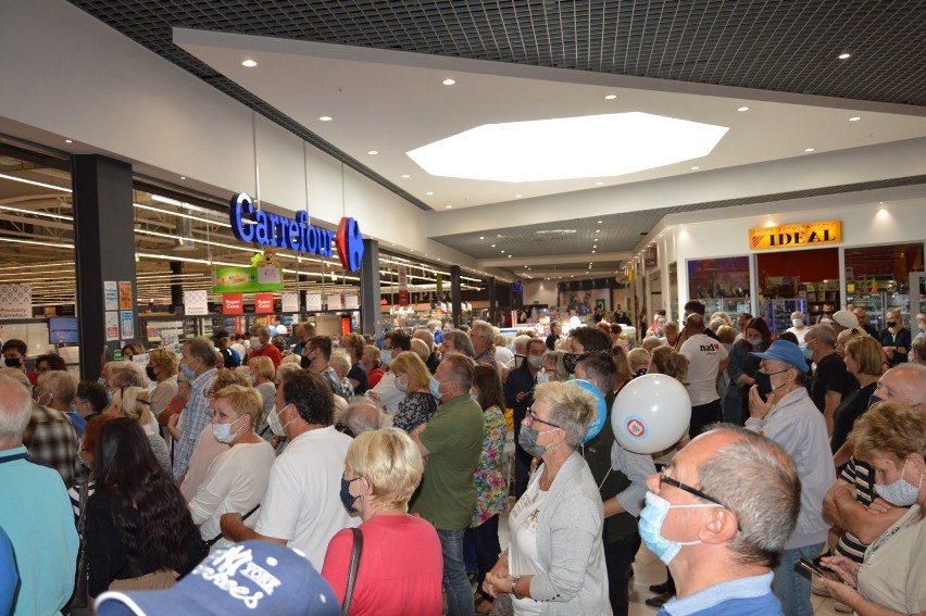 Hipermarket Carrefour w Ostrowcu otwarty. Czekał na to tłum klientów. Co się działo? [ZDJĘCIA, WIDEO]