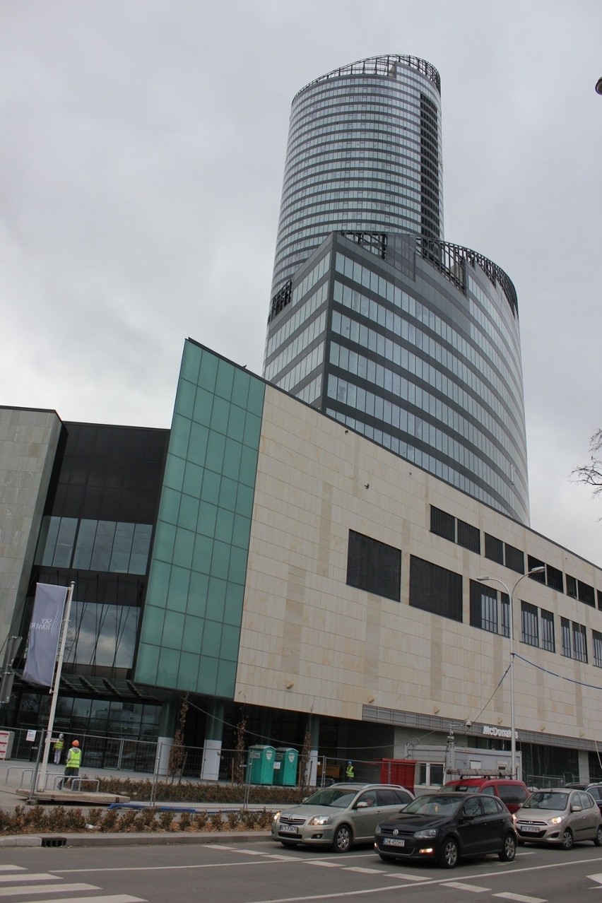 Wrocław: Zaręczyny na szczycie Sky Tower (ZDJĘCIA)