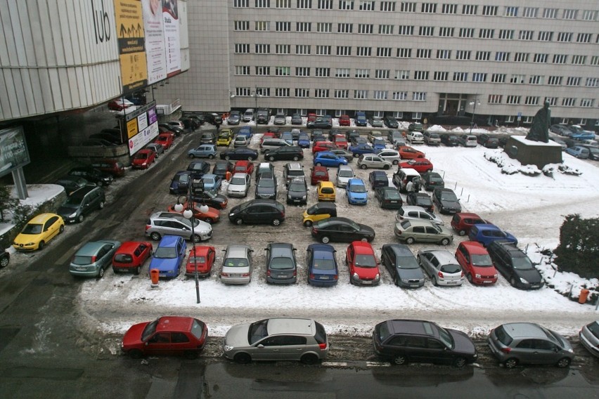 Parkowanie jest płatne, chociaż warunki trudne