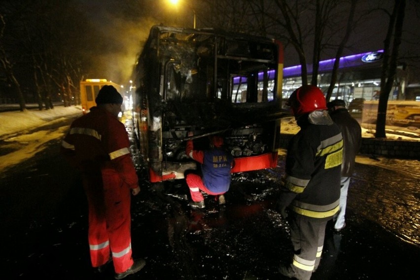 Wrocław: Pożar autobusu linii 149 na ul. Strzegomskiej (ZDJĘCIA)