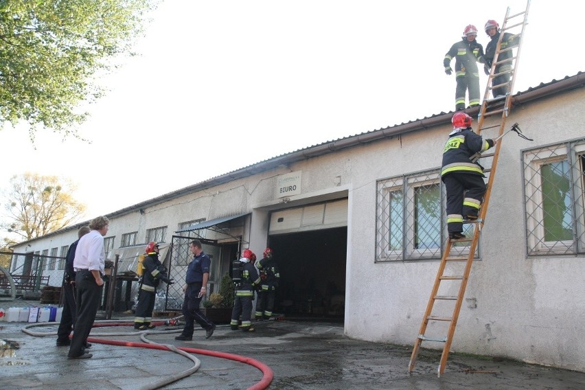 Pożar hali produkcyjnej w Długołęce (ZDJĘCIA)