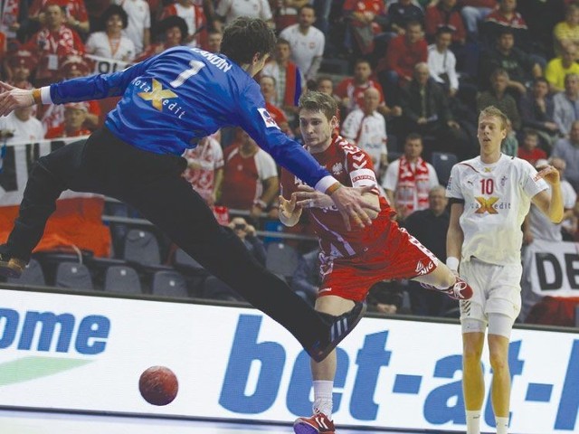 Robert Orzechowski rzuca między nogami Nicklasa Landina i zdobywa bramkę w meczu z Danią