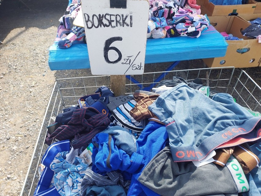 Ciepłe ubrania rozchwytywane na targu w Opatowie. Zobacz, co można tu kupić na zdjęciach