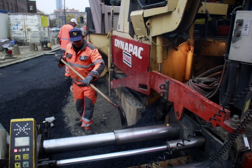 Wrocław: Drogowcy układają asfalt na Podwalu. Wkrótce zmiana organizacji ruchu (ZDJĘCIA)