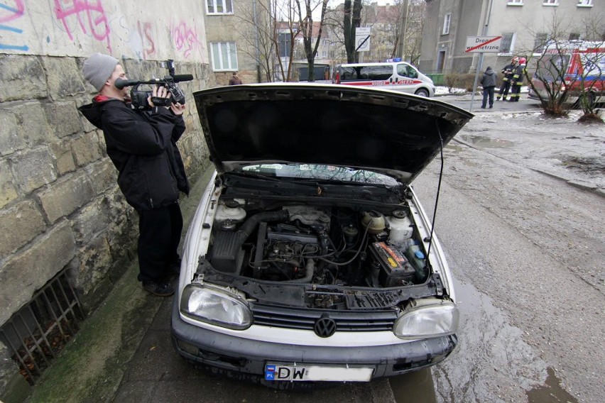 Golf dachował na ulicy Tarnobrzeskiej. Prowadzącą auto kobietę musieli uwolnić strażacy (ZDJĘCIA)