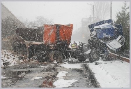 Ciężarówka uderzyła w dom mieszkalny. Przejazd tą drogą jest...