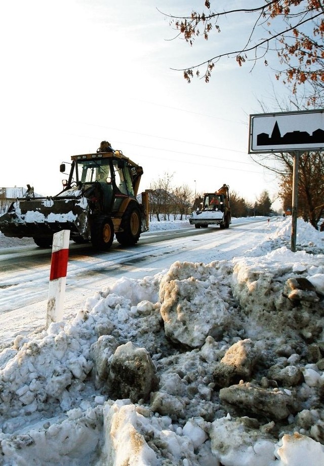 Trasę Dąbrowa&#8211; Skórzewo oczyściły dopiero koparki