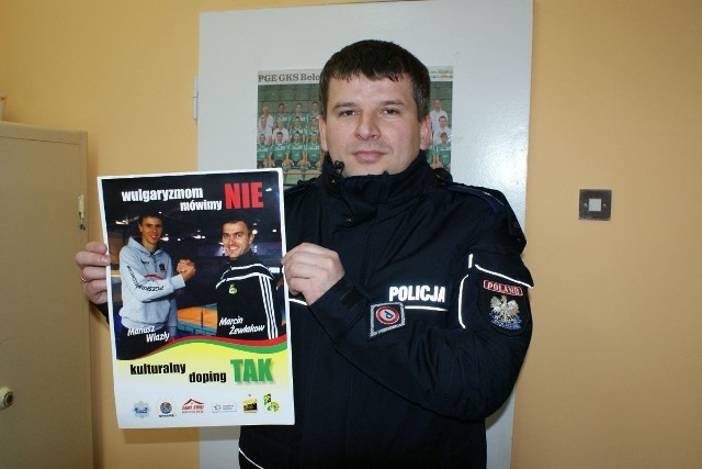 Plakaty z podobiznami Mariusza Wlazłego i Michała Żewłakowa trafiają do bełchatowskich szkół.